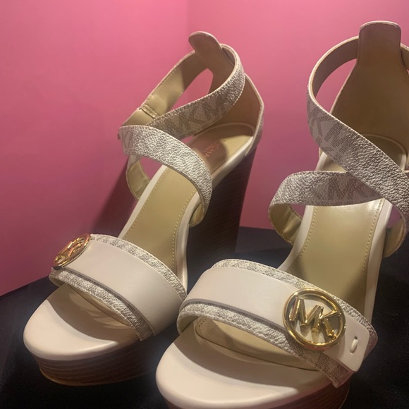 Michael by Michael Kors “Carmen” Logo Wedge heel sandals sz 7 - Picture 3 of 12